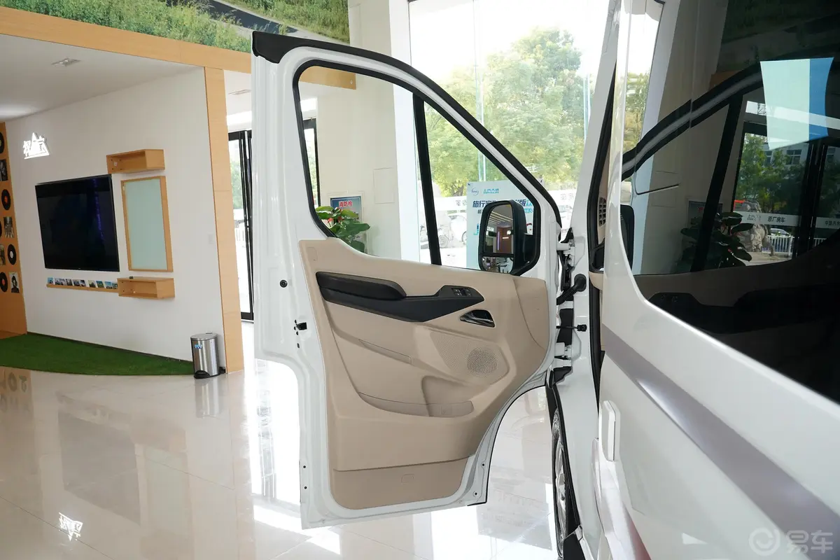 上汽大通MAXUS V90房车旅行家V90 2.0T 自动 横床豪华版驾驶员侧前车门