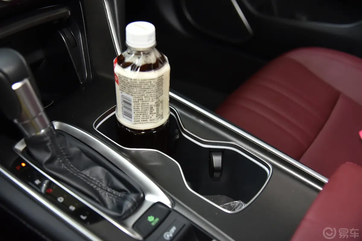 雅阁260TURBO 幻夜·旗舰版前排杯架