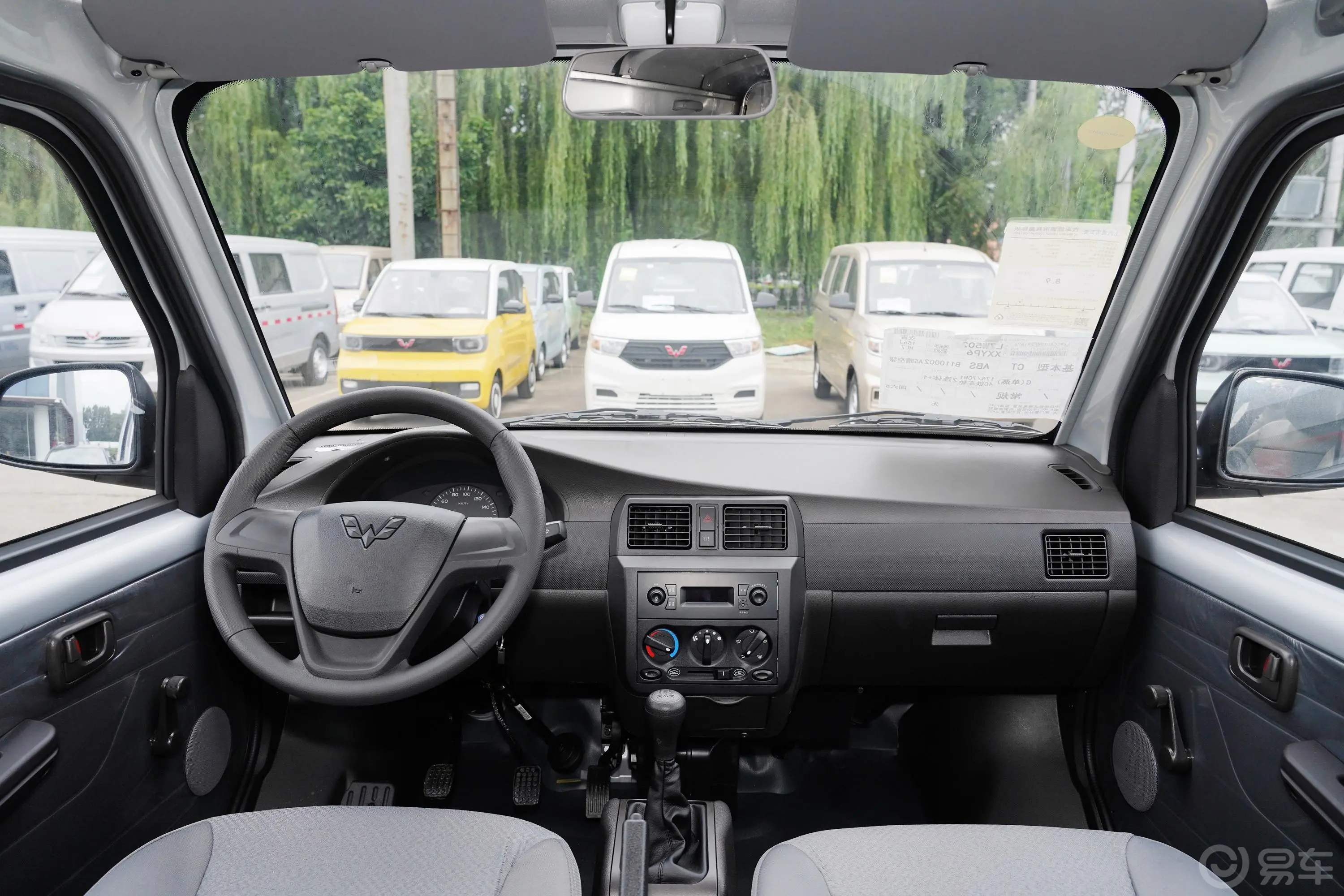 五菱荣光1.5L 手动 加长标准型 封窗车(空调版) 5座 国VI前排头部空间