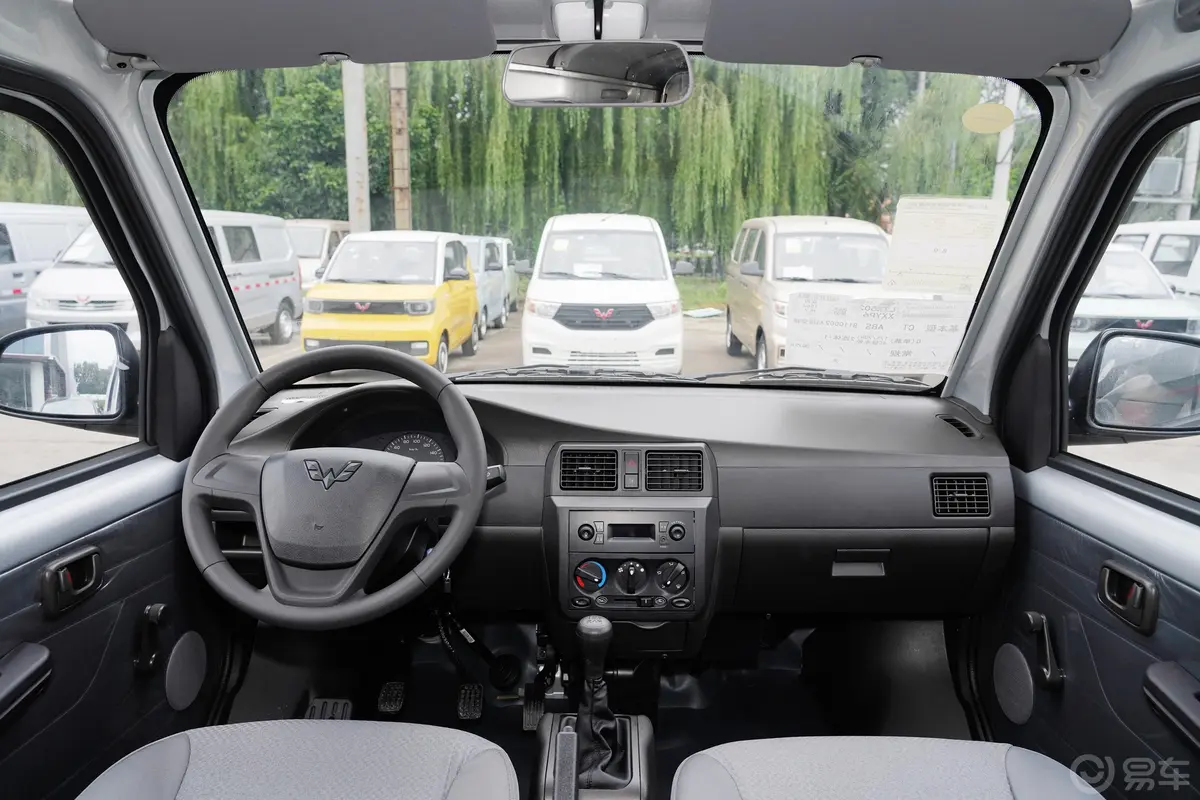 五菱荣光1.5L 手动 加长标准型 封窗车(空调版) 5座 国VI驾驶员座椅