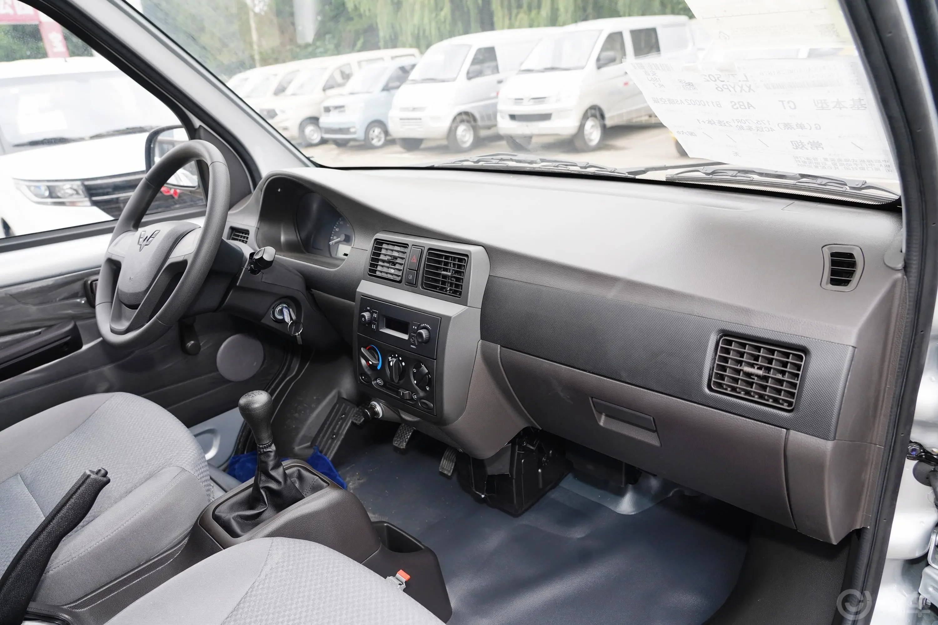 五菱荣光1.5L 手动 加长标准型 封窗车(空调版) 5座 国VI内饰全景副驾驶员方向