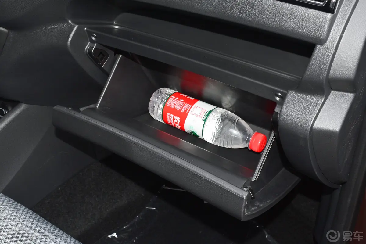 欧诺S欧诺S 1.5L 客车智享版(单蒸空调)手套箱空间水瓶横置