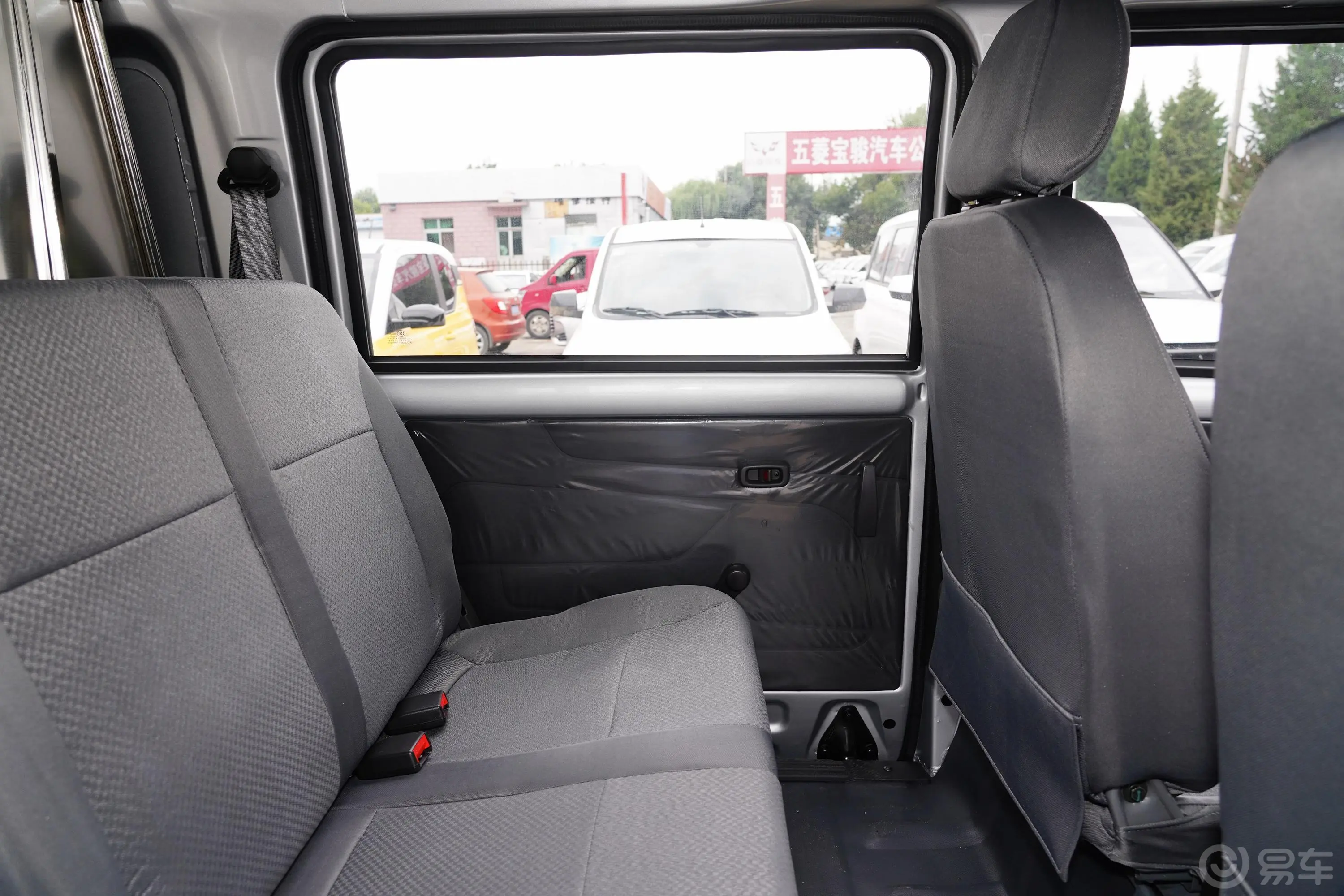 五菱荣光1.5L 手动 加长标准型 封窗车(空调版) 5座 国VI空间