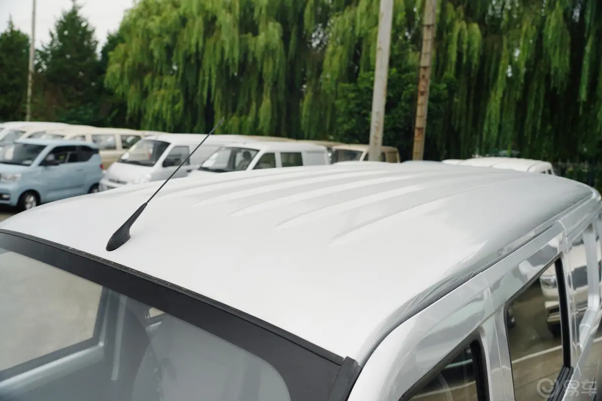 五菱荣光1.5L 手动 加长标准型 封窗车(空调版) 5座 国VI外观