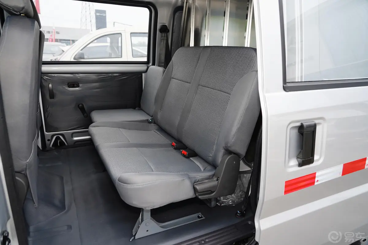 五菱荣光1.5L 手动 加长标准型 封窗车(空调版) 5座 国VI后排座椅