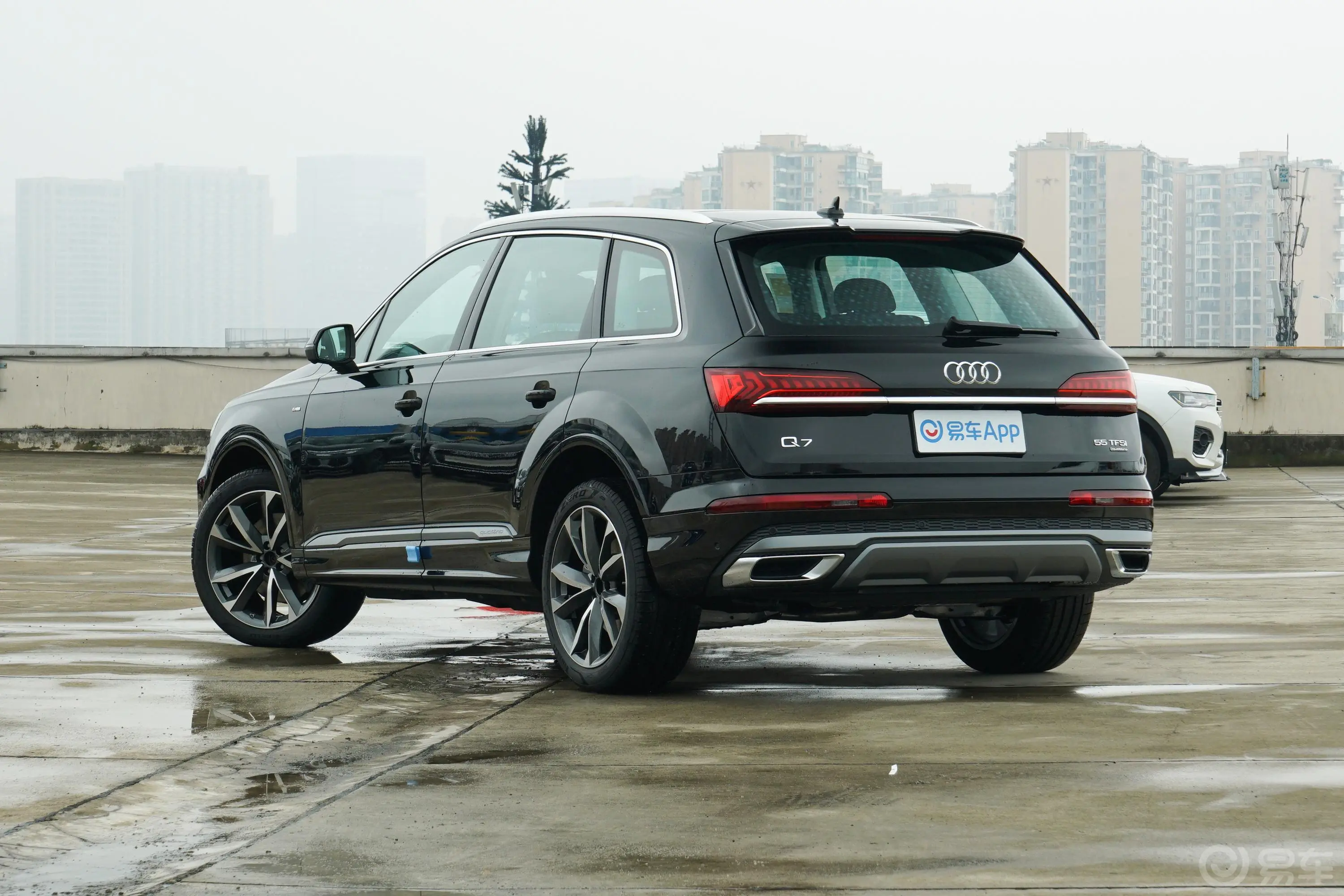 奥迪Q755 TFSI quattro S line运动型外观