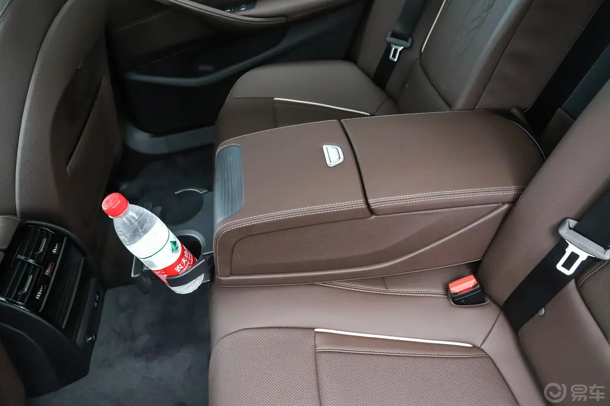 宝马5系530Li xDrive M运动套装后排杯架