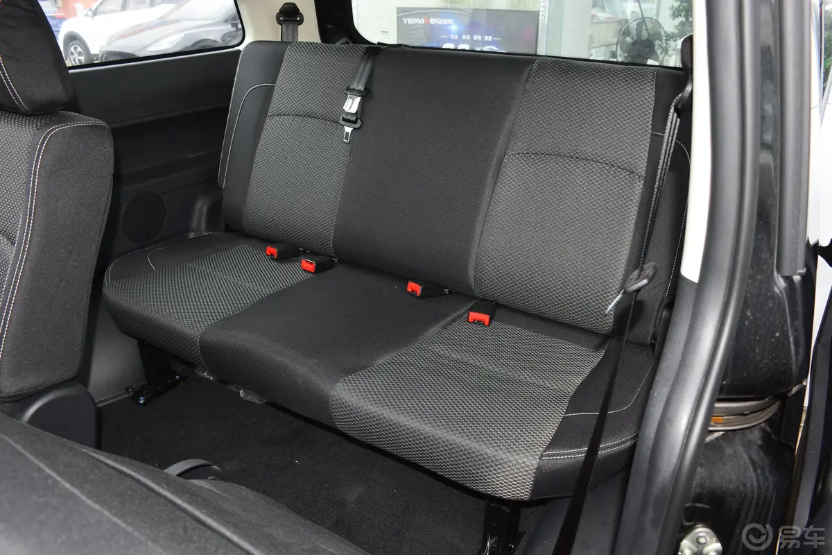 斯派卡改款2 1.5L 手动 舒适型第三排座椅