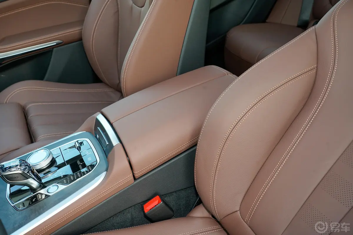 宝马X5 插电混动(进口)改款 xDrive45e M运动套装前排中央扶手