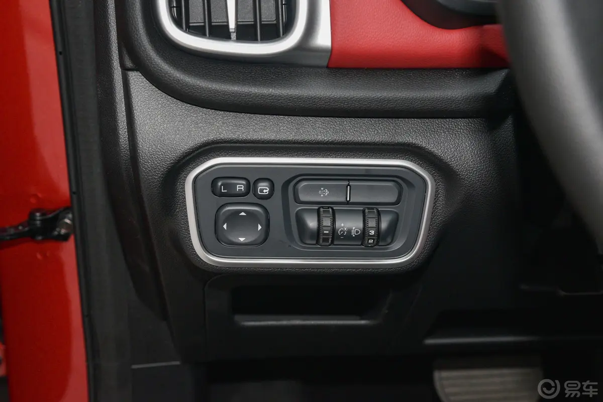 炮越野版 2.0T 自动四驱限量拖挂版 柴油内饰