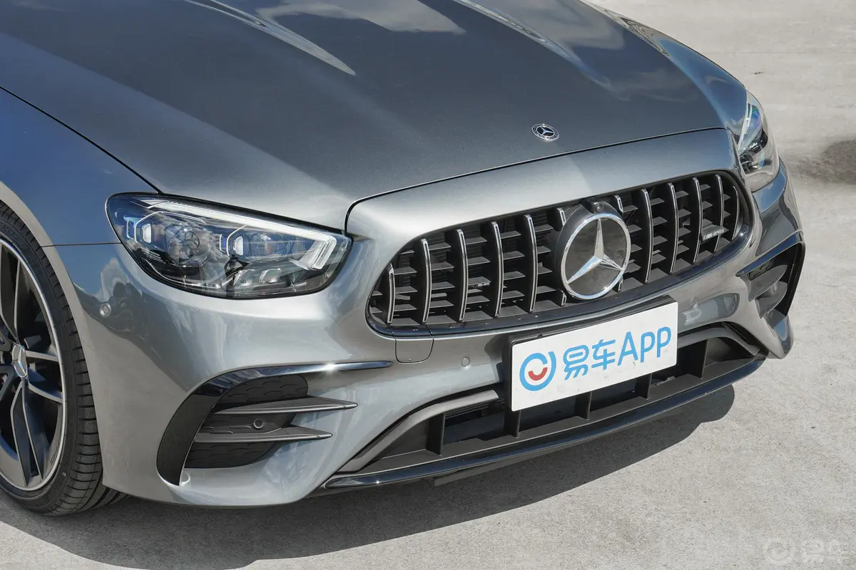 奔驰E级 AMGAMG E 53 4MATIC+ 轿跑车前格栅侧俯拍