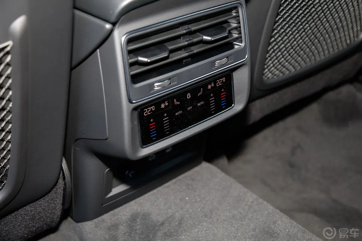奥迪Q855 TFSI quattro 豪华动感型后排空调控制键