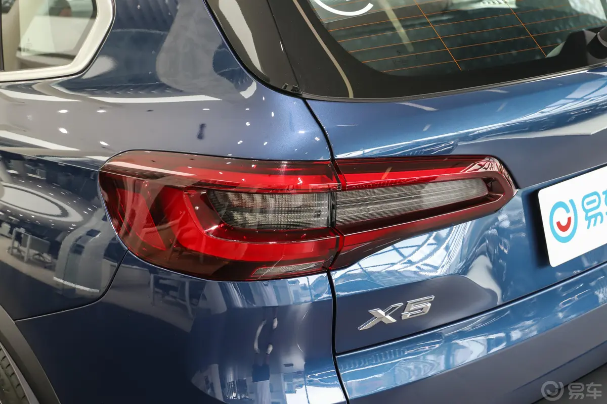 宝马X5(进口)改款 xDrive30i X设计套装尾灯侧45度俯拍