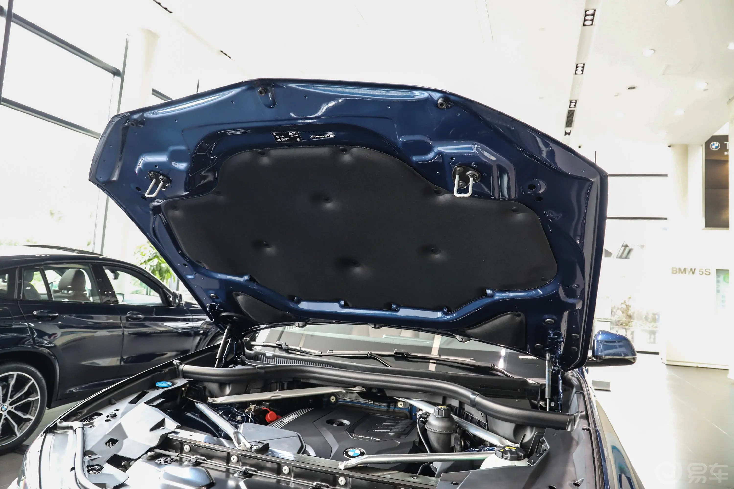 宝马X5(进口)改款 xDrive30i X设计套装发动机舱盖内侧