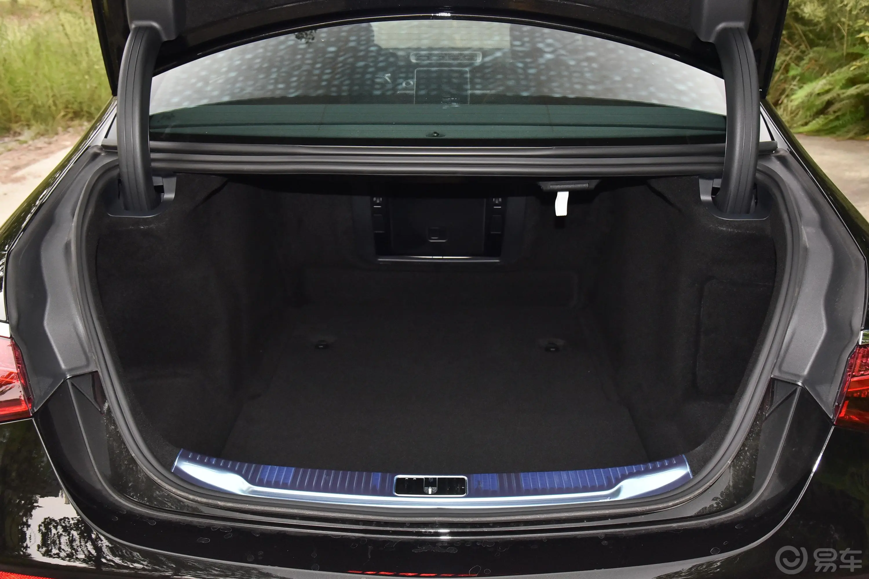 奔驰S级改款 S 400 L 豪华型后备厢空间特写