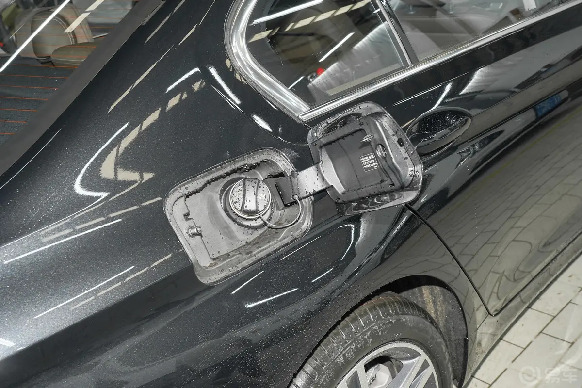 宝马5系530Li xDrive 豪华套装油箱盖