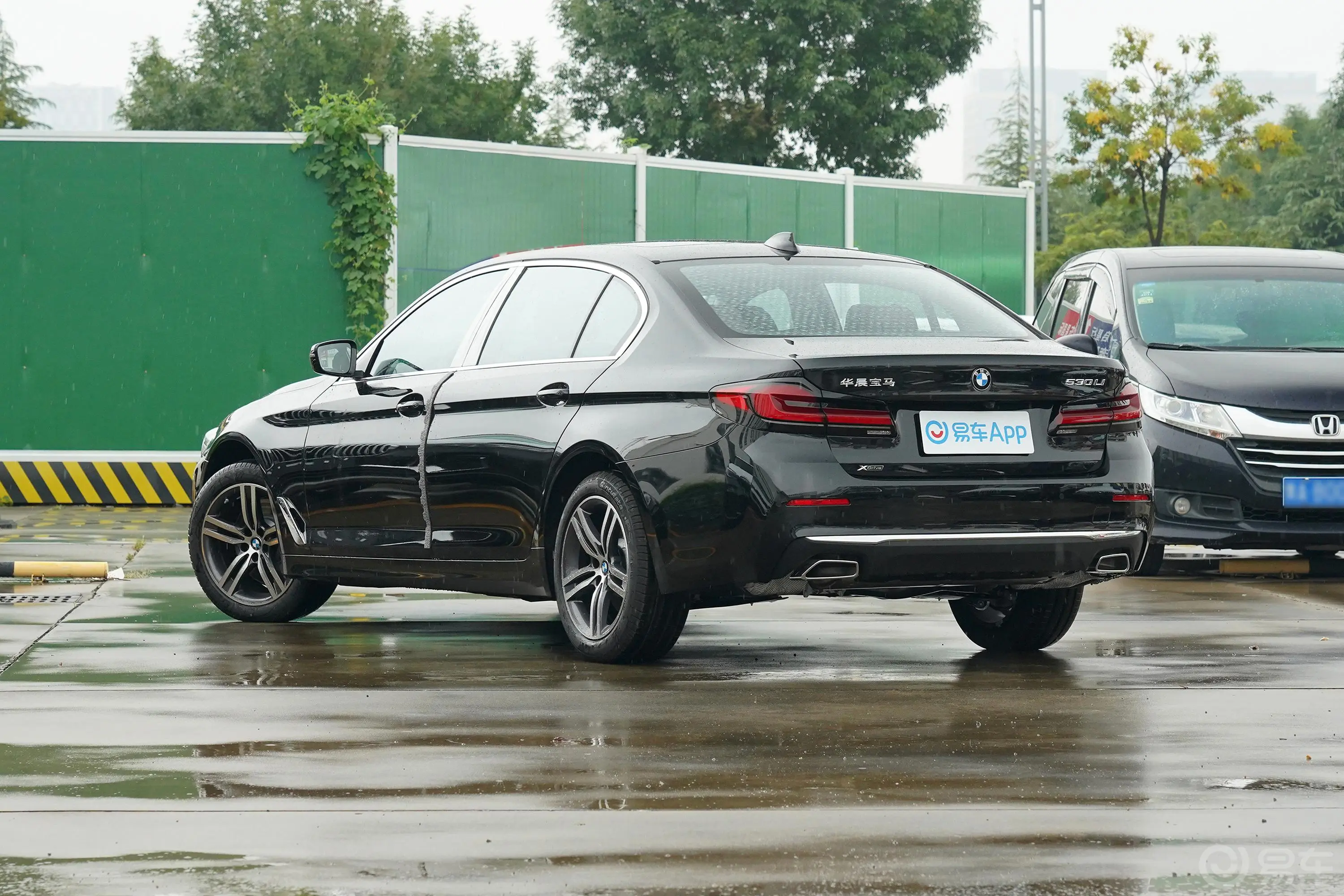 宝马5系530Li xDrive 豪华套装侧后45度车头向左水平