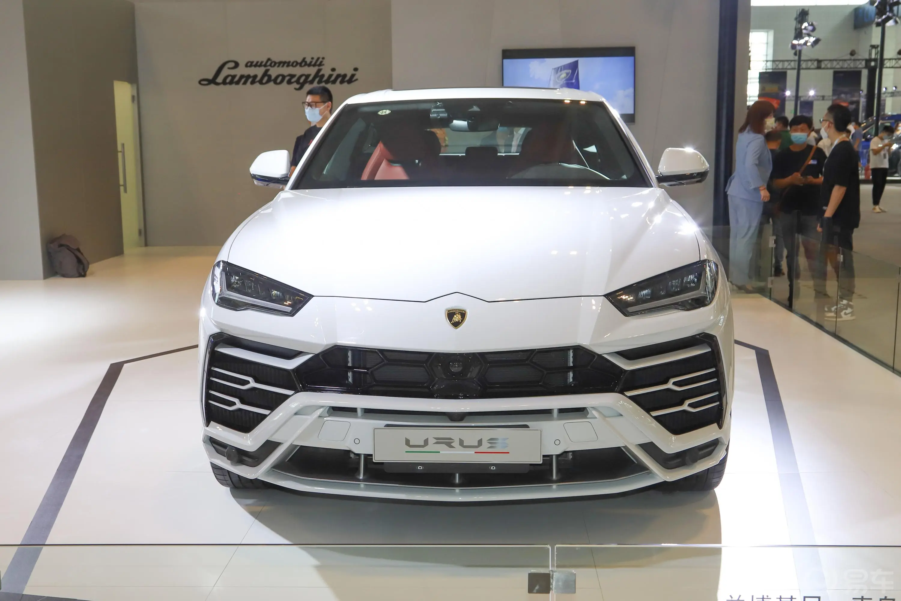 Urus4.0T V8正前水平