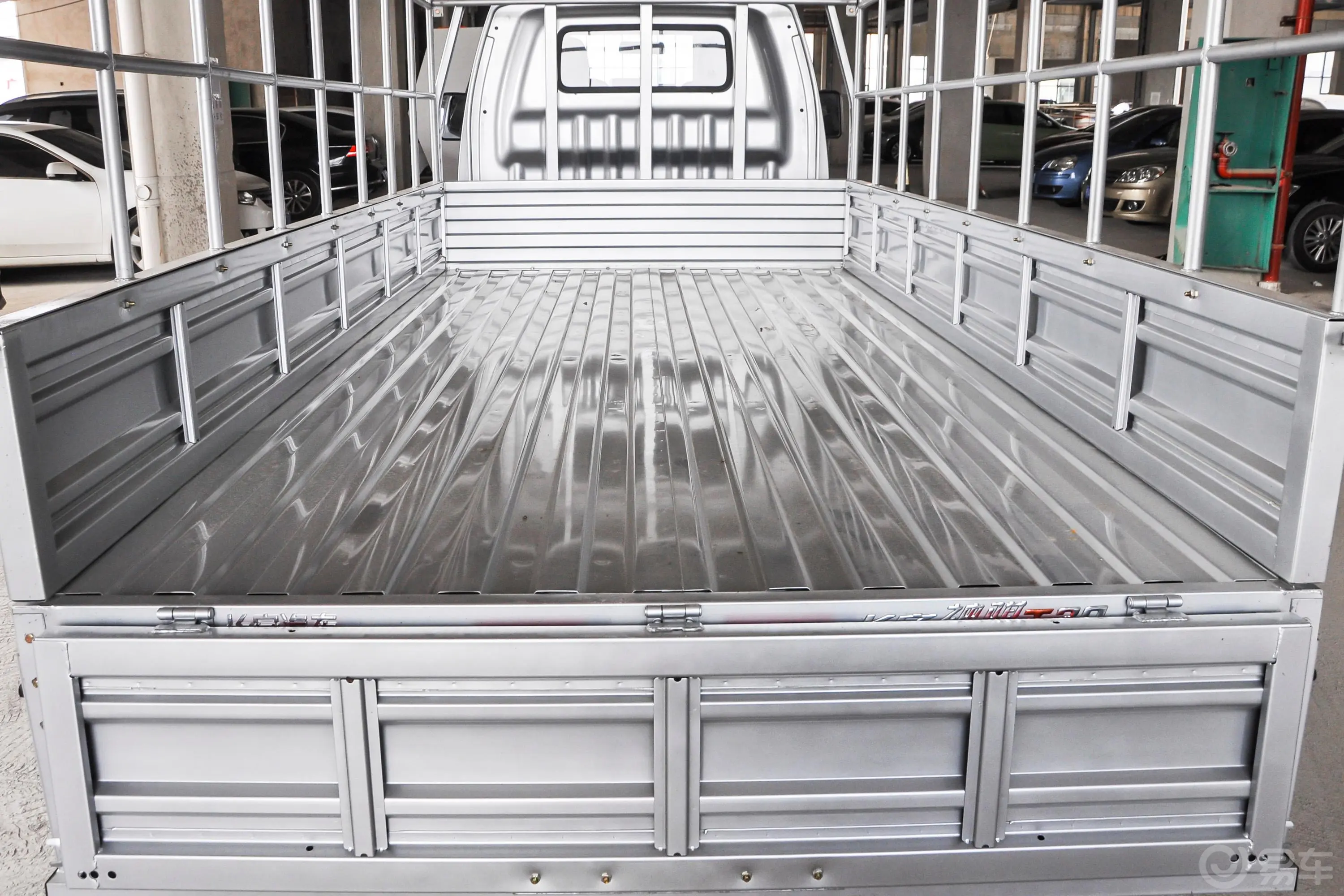 神骐T301.6L 单排3.6米仓栅车舒适型后备厢空间特写