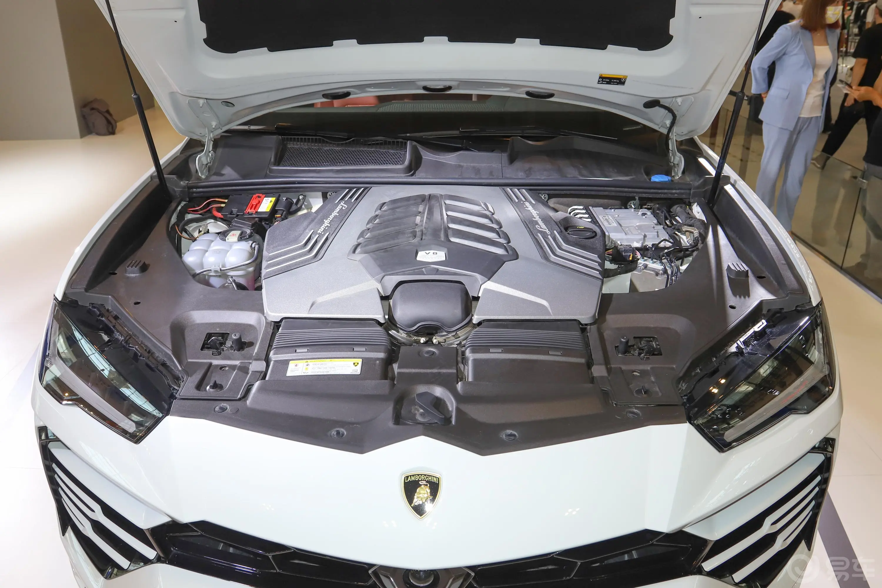 Urus4.0T V8发动机舱整体