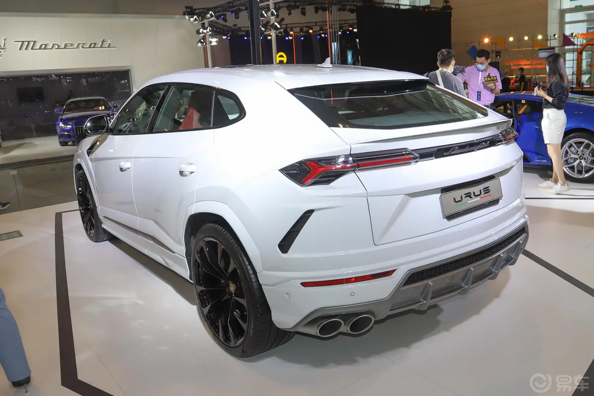 Urus4.0T V8侧后45度车头向左水平