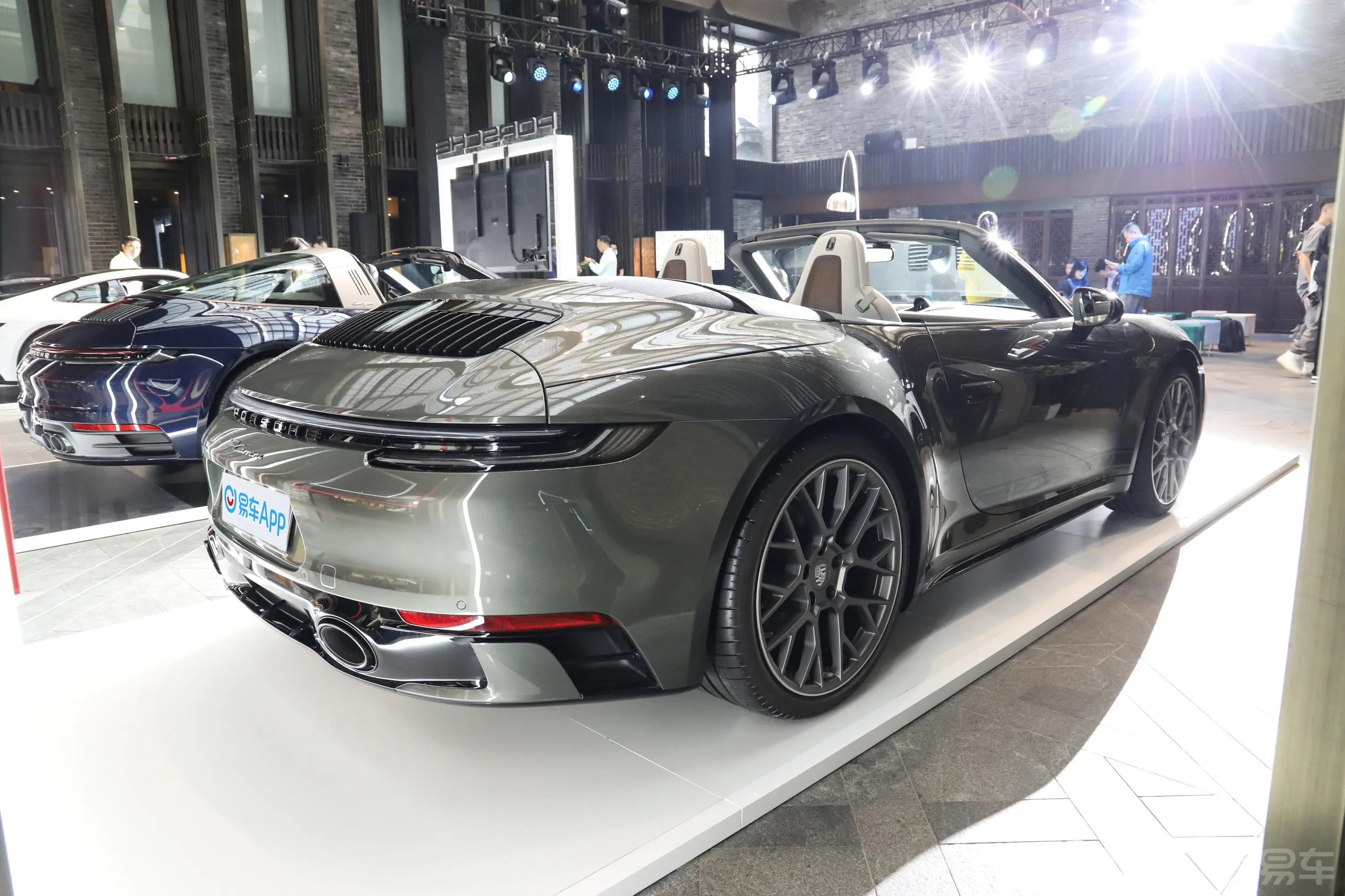 保时捷911Carrera Cabriolet 3.0T侧后45度车头向右水平