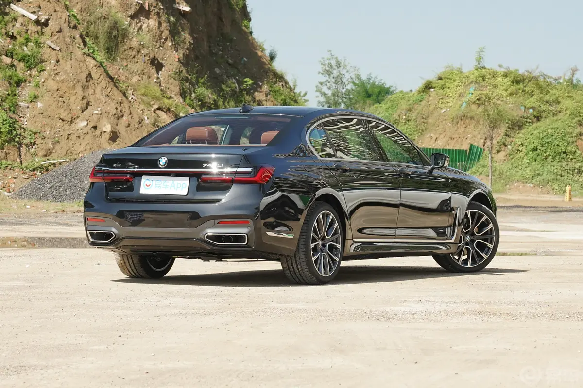 宝马7系740Li xDrive 行政型 M运动套装外观