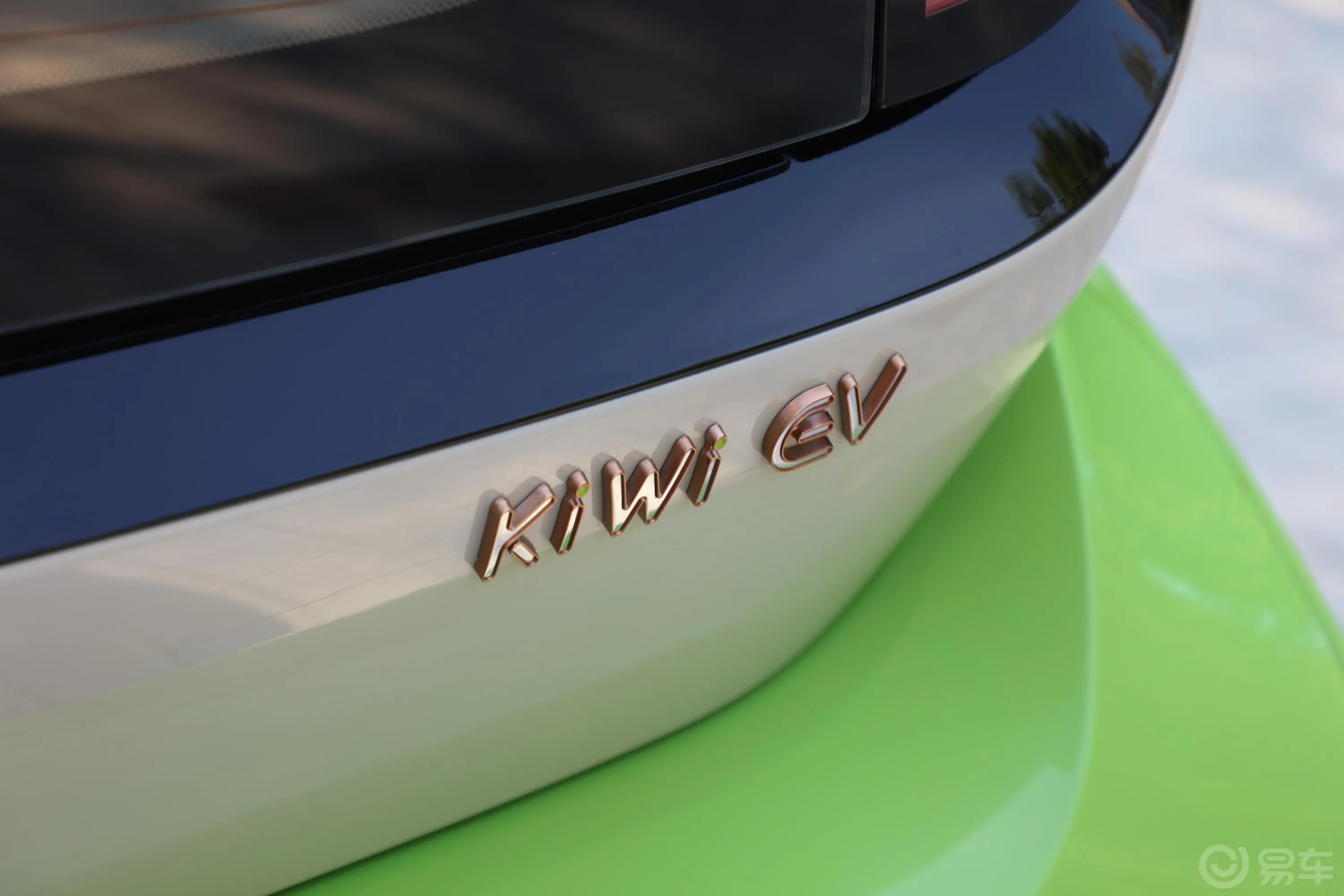 宝骏KiWi EV305km 艺术家 多氟多新能源31.9kWh三元锂外观