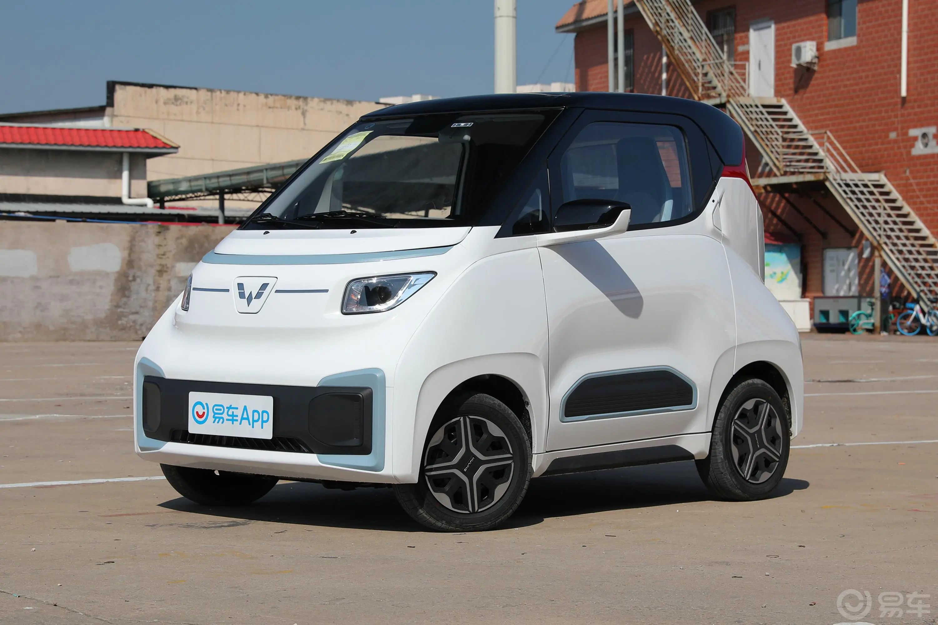 五菱NanoEV305km 热爱款侧前45度车头向左水平