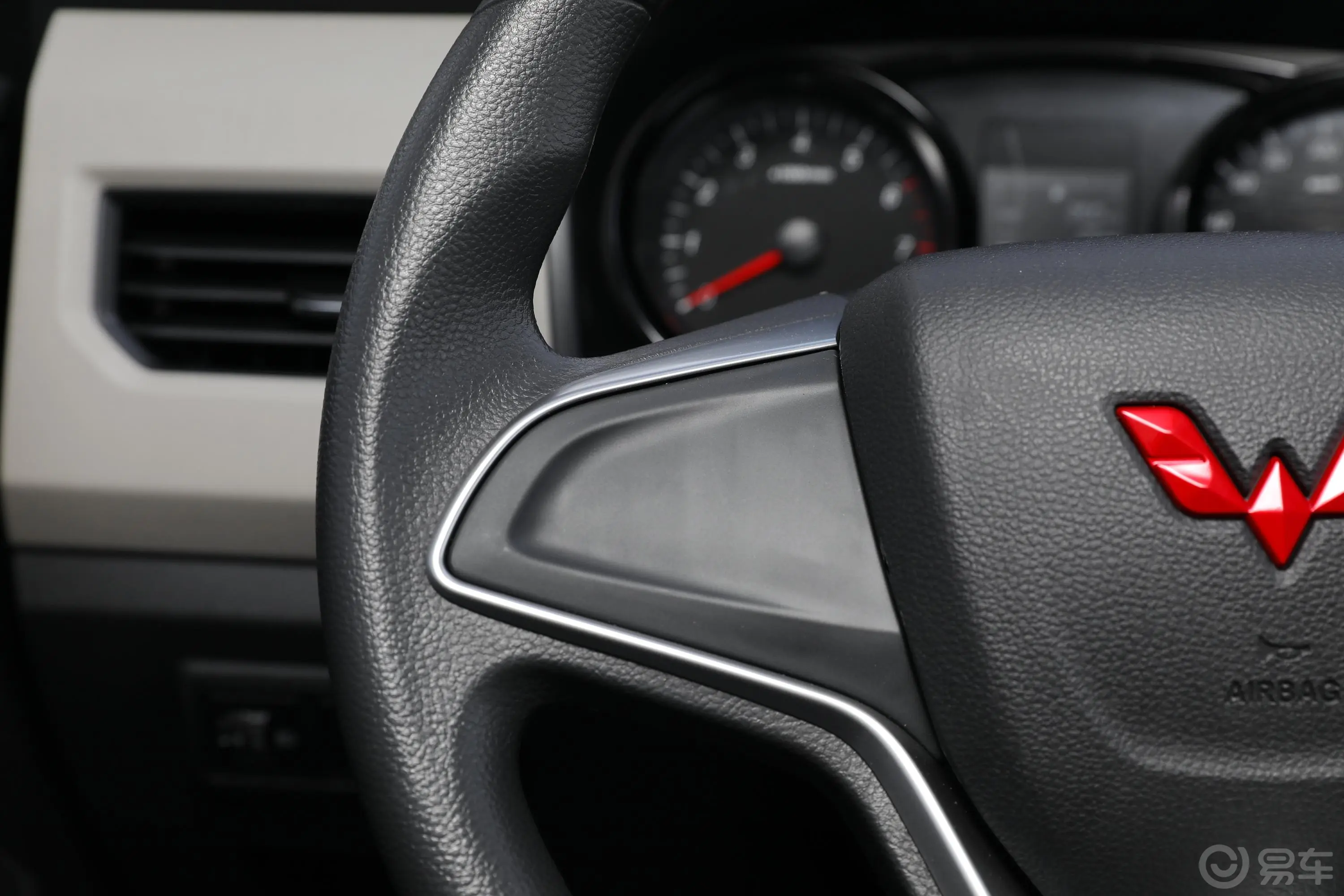 五菱征程1.5T 舒适型封窗车左侧方向盘功能按键