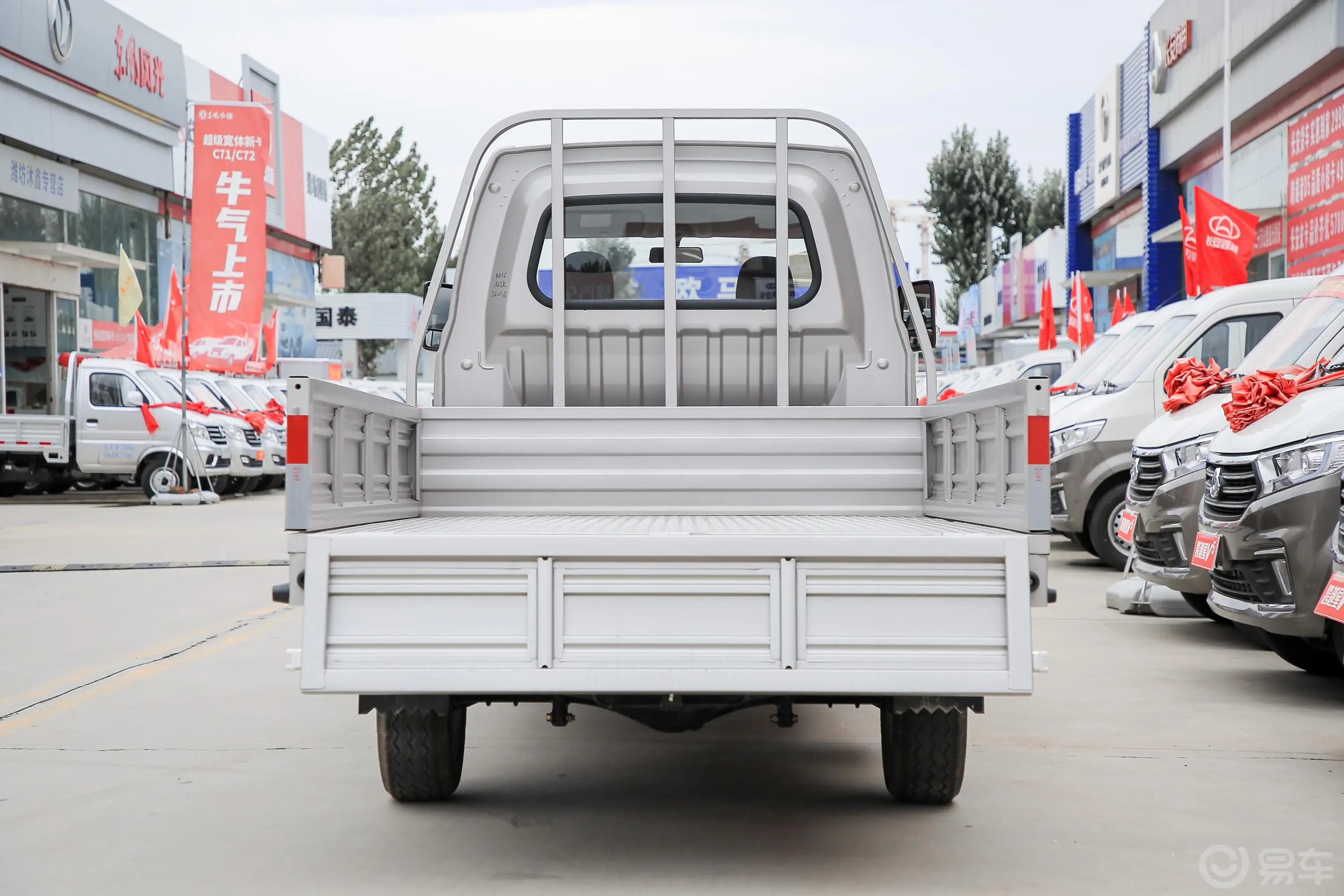 新豹T5东安1.6L 122马力 2.55米栏板 双排  舒适版 汽油 国Ⅵ空间