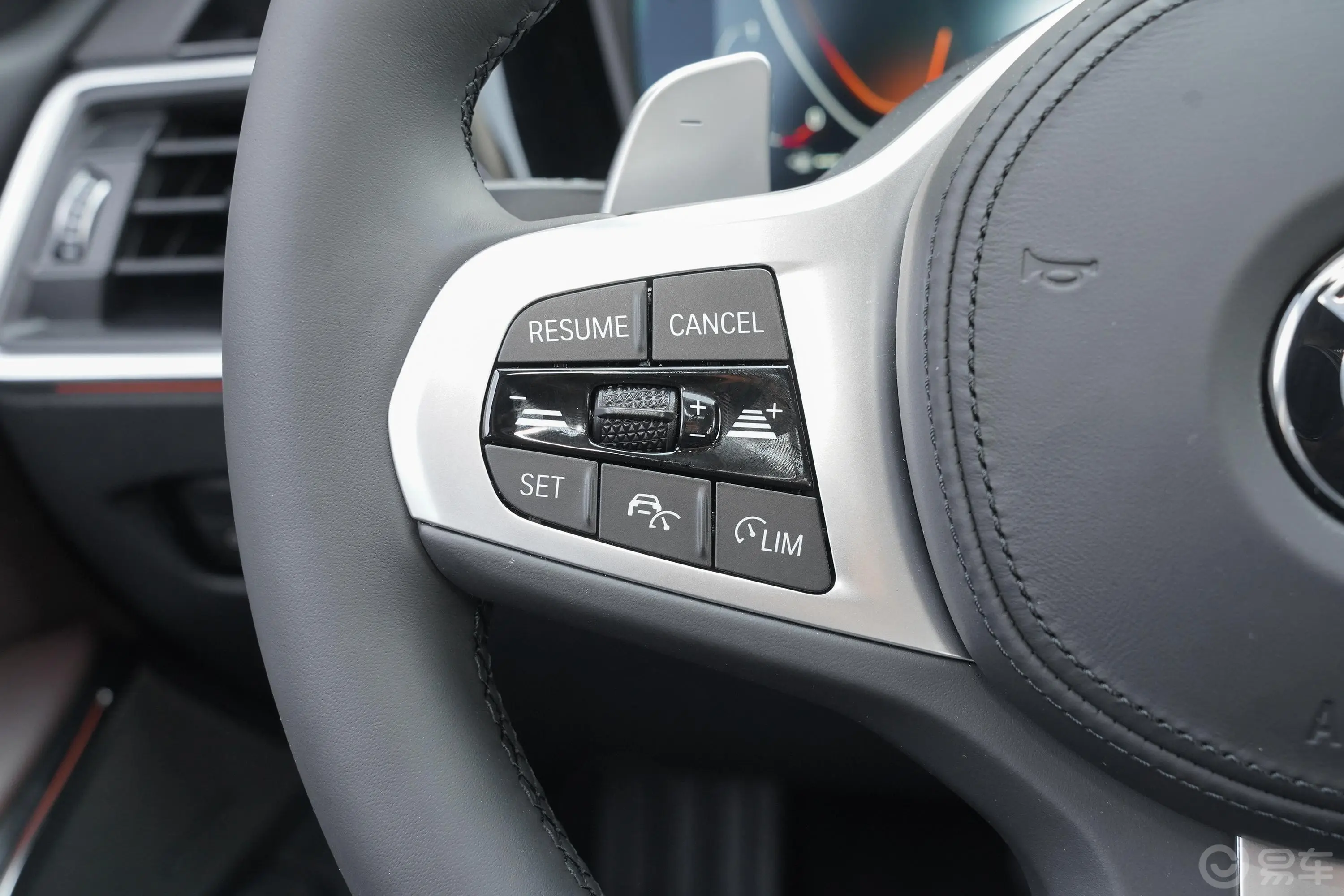 宝马3系330Li xDrive M运动曜夜套装左侧方向盘功能按键