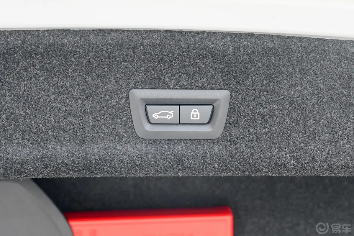 宝马3系330Li xDrive M运动曜夜套装电动尾门按键（手动扶手）