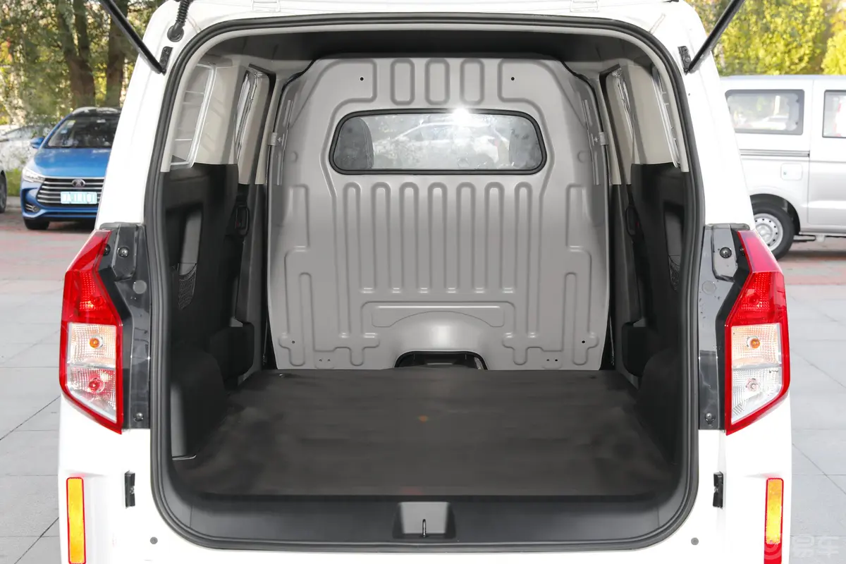 五菱征程1.5T 舒适型封窗车后备厢空间特写