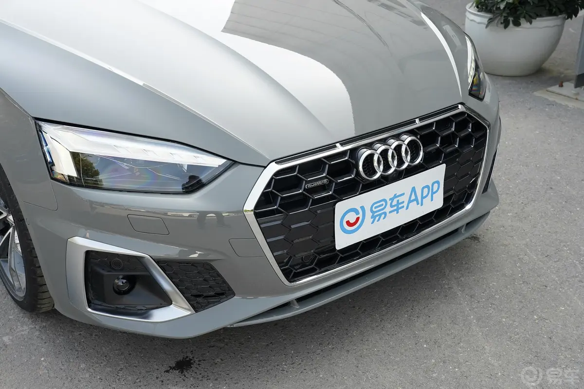 奥迪A5Sportback 45 TFSI quattro 臻选动感型前格栅侧俯拍