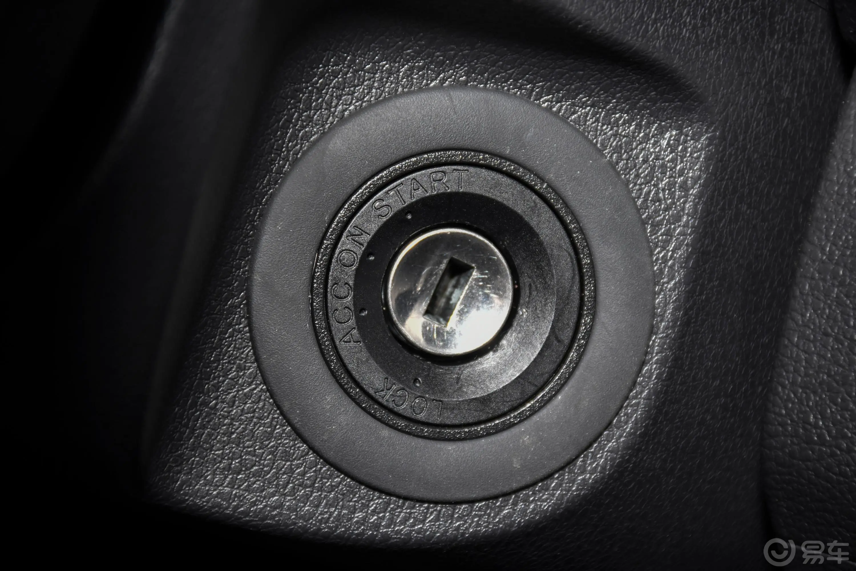 大通T702.0T 手动两驱标箱高底盘进取版 柴油钥匙孔或一键启动按键