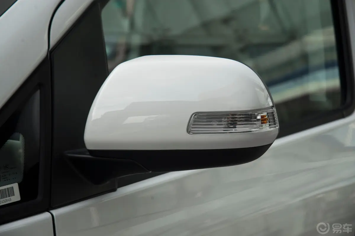 菱智PLUS2.0L 手动 标准型 7座 CNG主驾驶后视镜背面