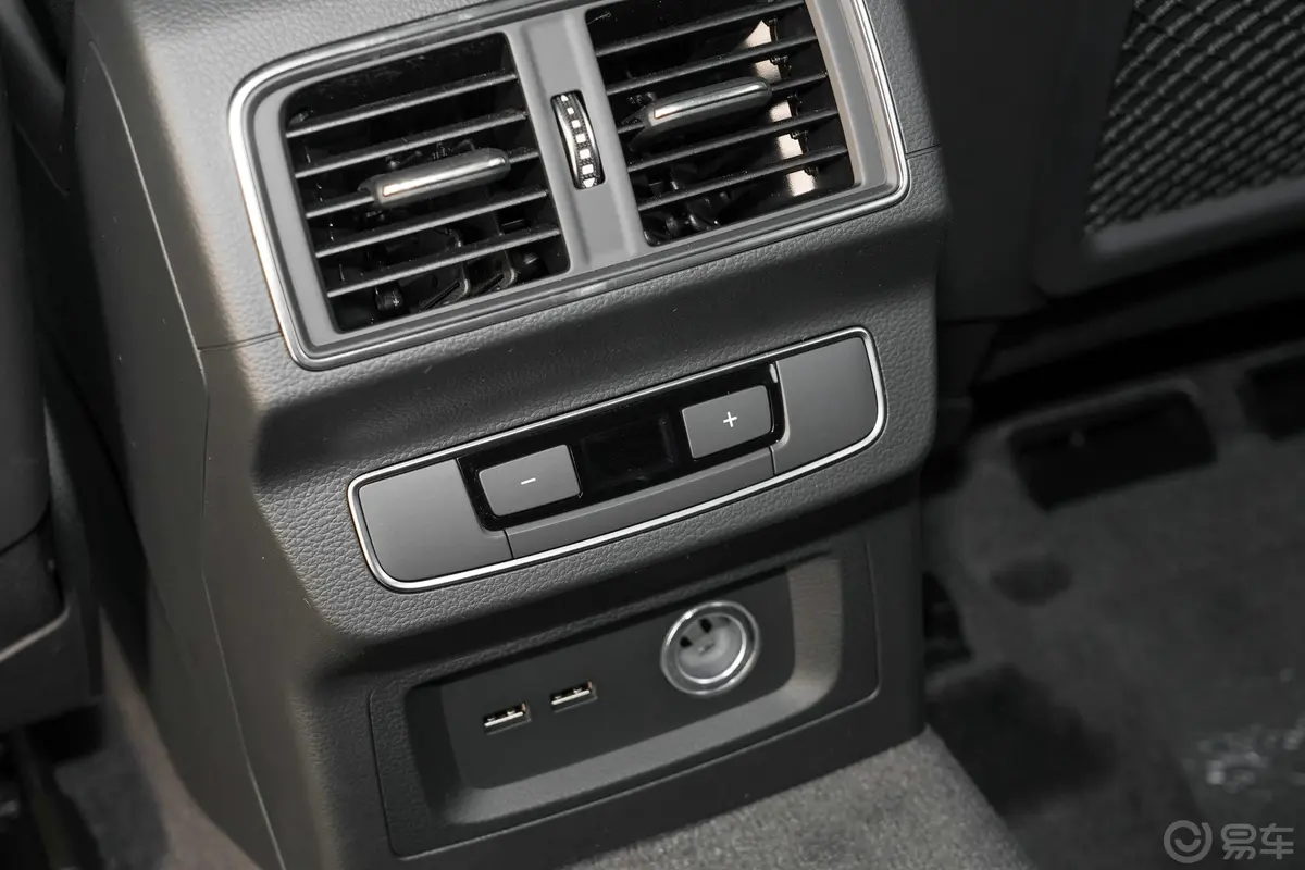 奥迪Q5L40 TFSI RS套件燃速型后排空调控制键