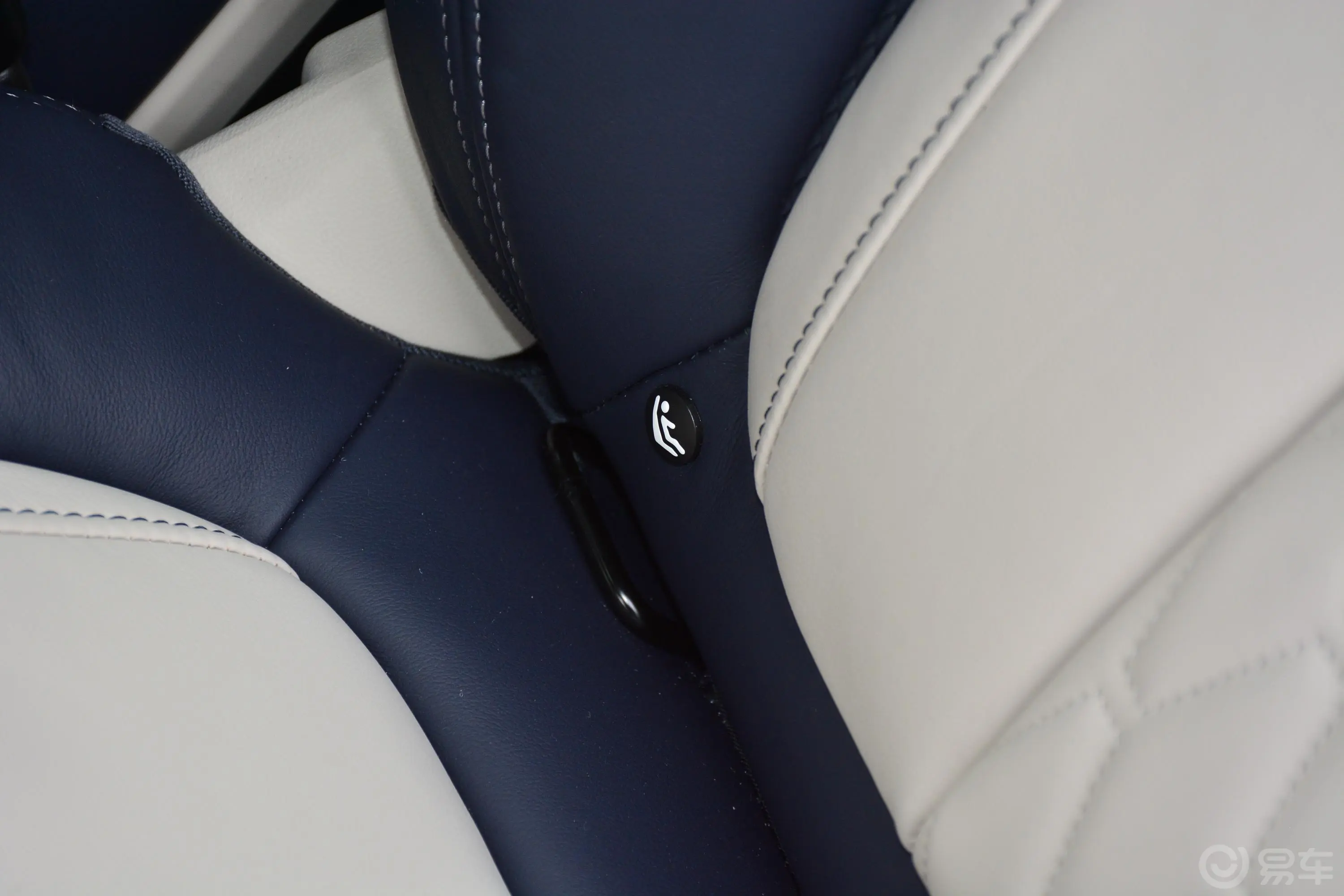宝马X7改款 xDrive40i 行政型 M运动套装儿童座椅接口