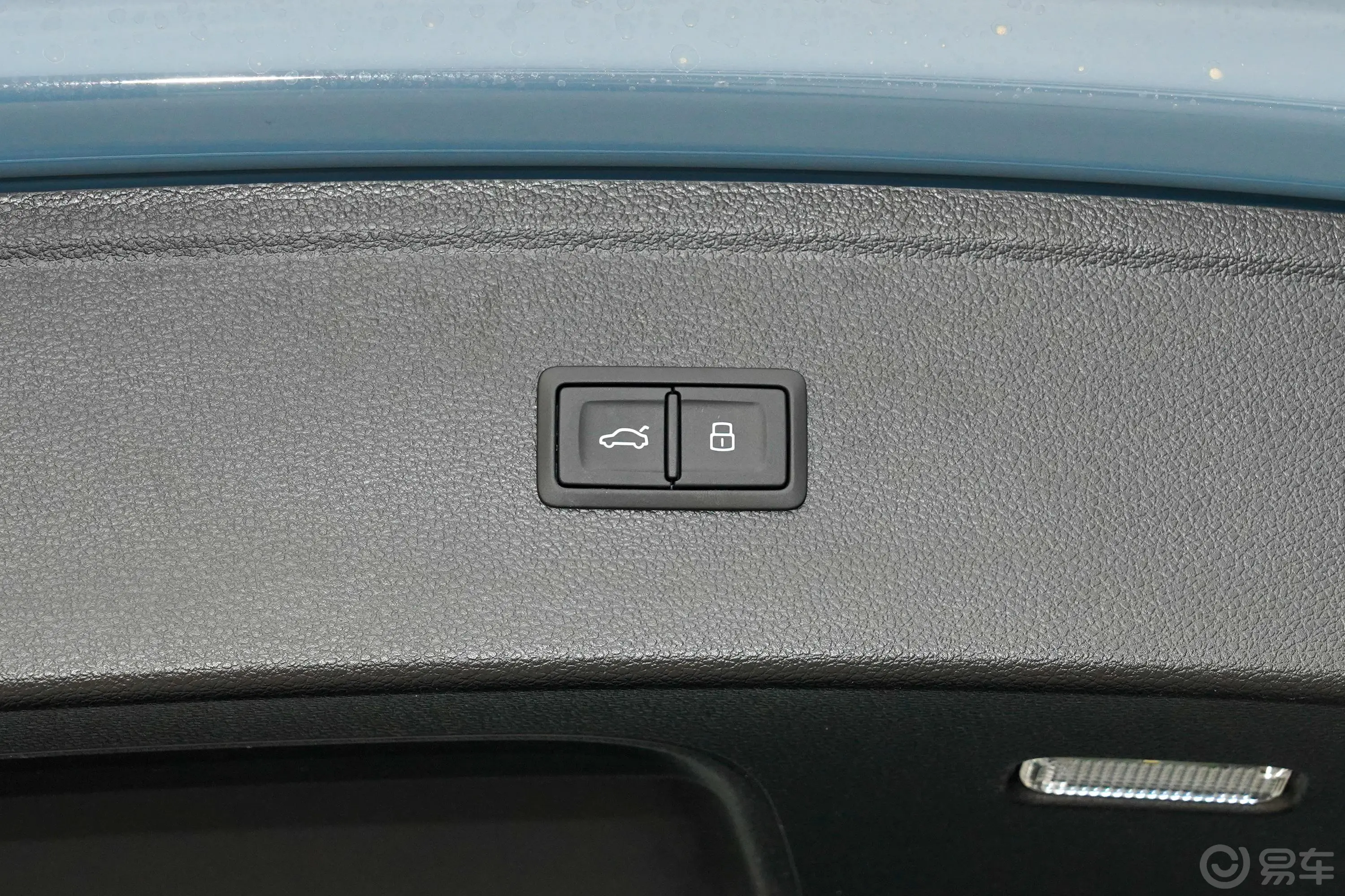 奥迪Q5L40 TFSI RS套件燃速型电动尾门按键(手动扶手)