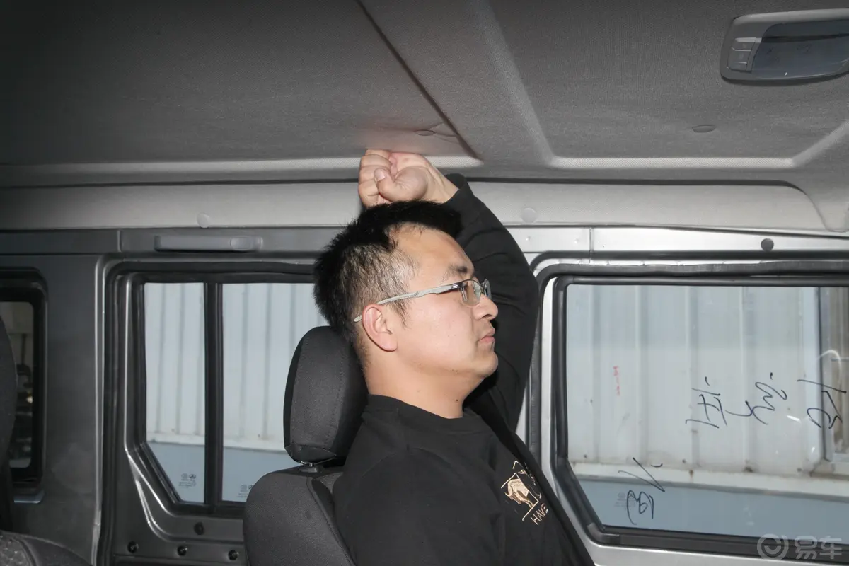 212经典2.4T 方门硬顶前排头部空间