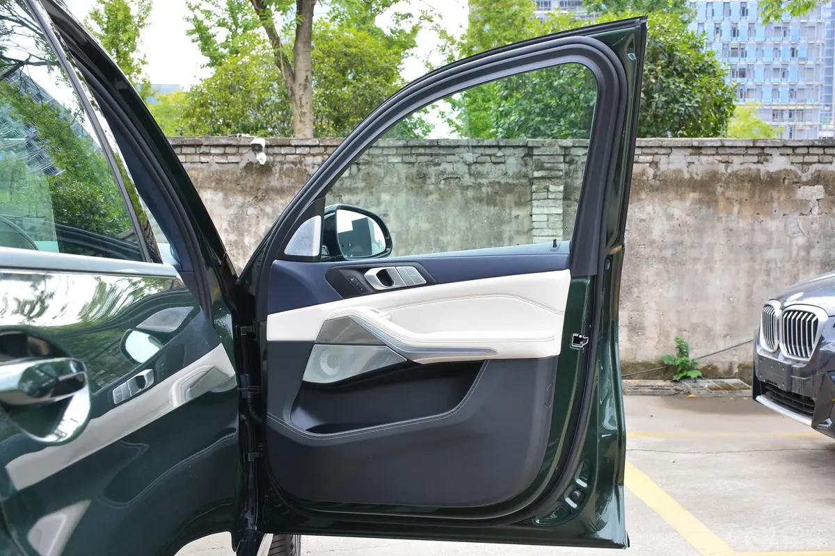 宝马X7改款 xDrive40i 行政型 M运动套装副驾驶员车门
