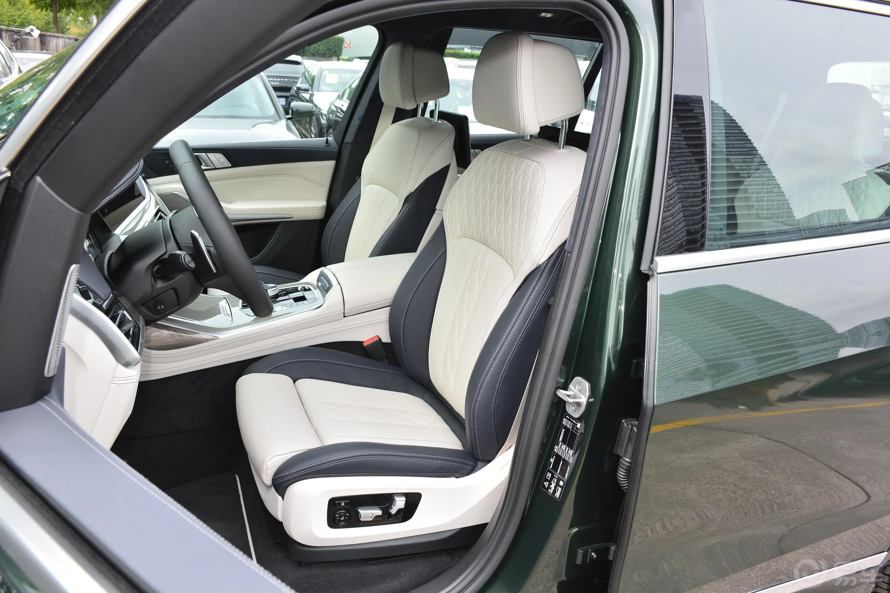 宝马X7改款 xDrive40i 行政型 M运动套装驾驶员座椅
