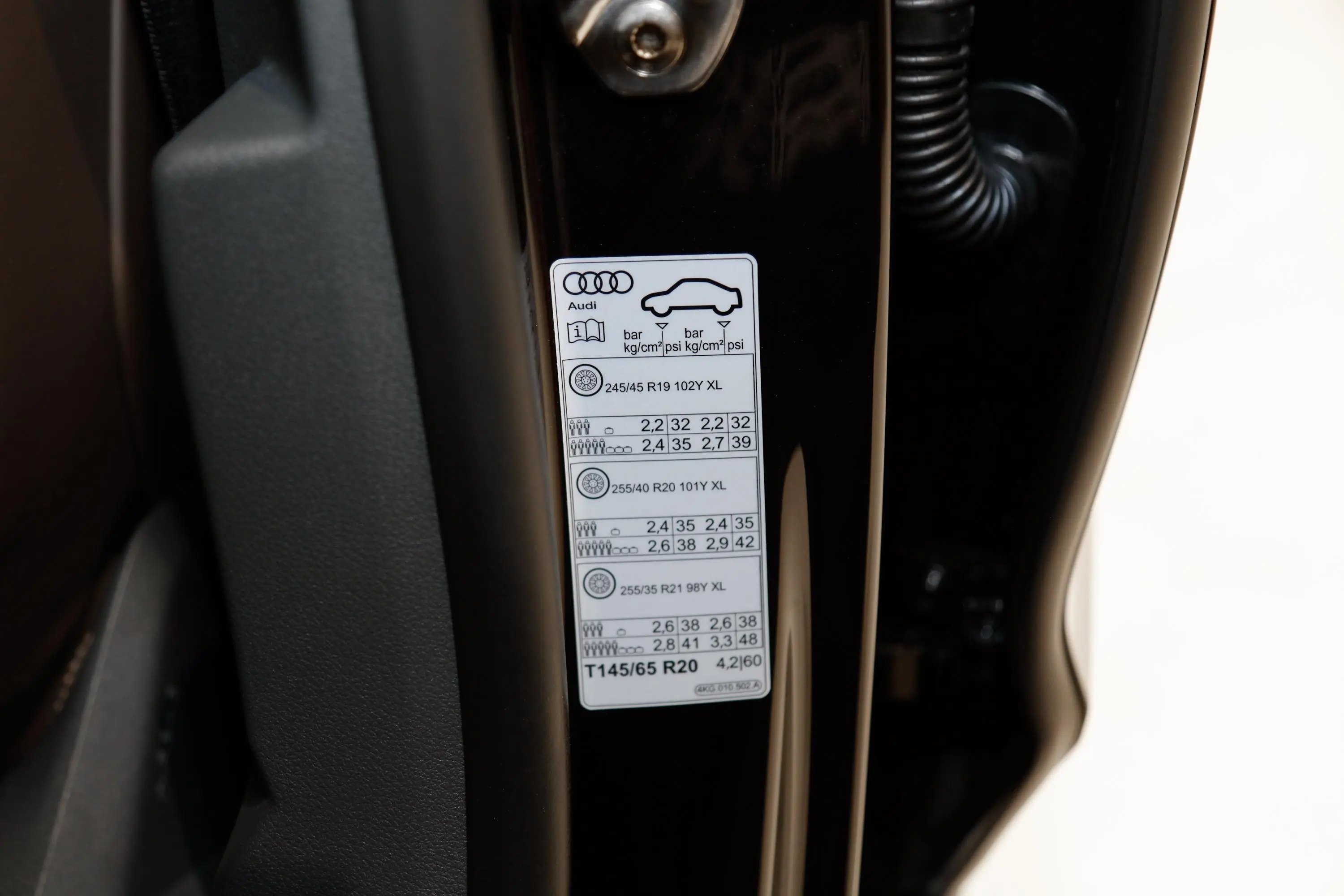 奥迪A7L55 TFSI quattro S-line 志远型 流晶套装胎压信息铭牌