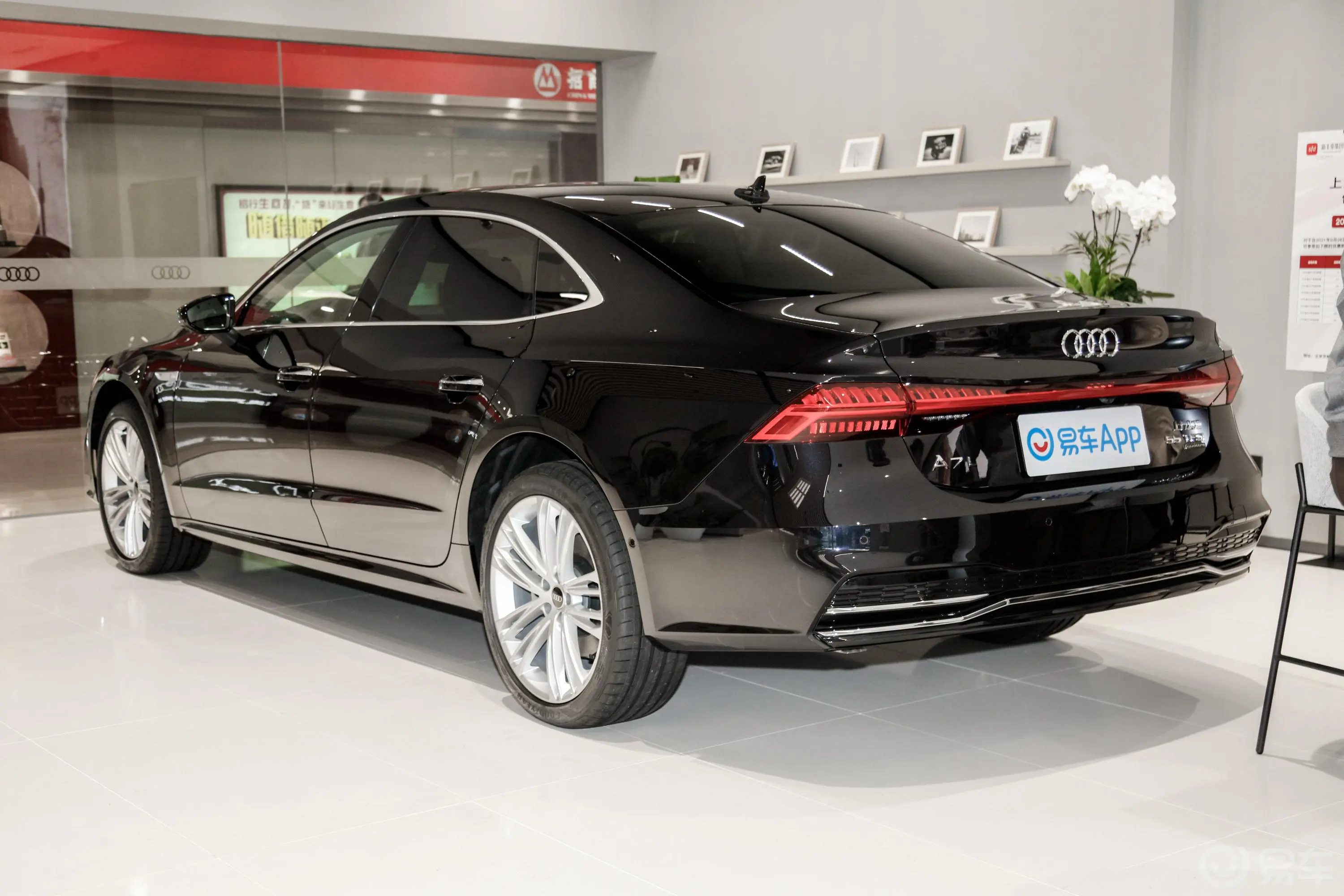 奥迪A7L55 TFSI quattro S-line 志远型 流晶套装侧后45度车头向左水平