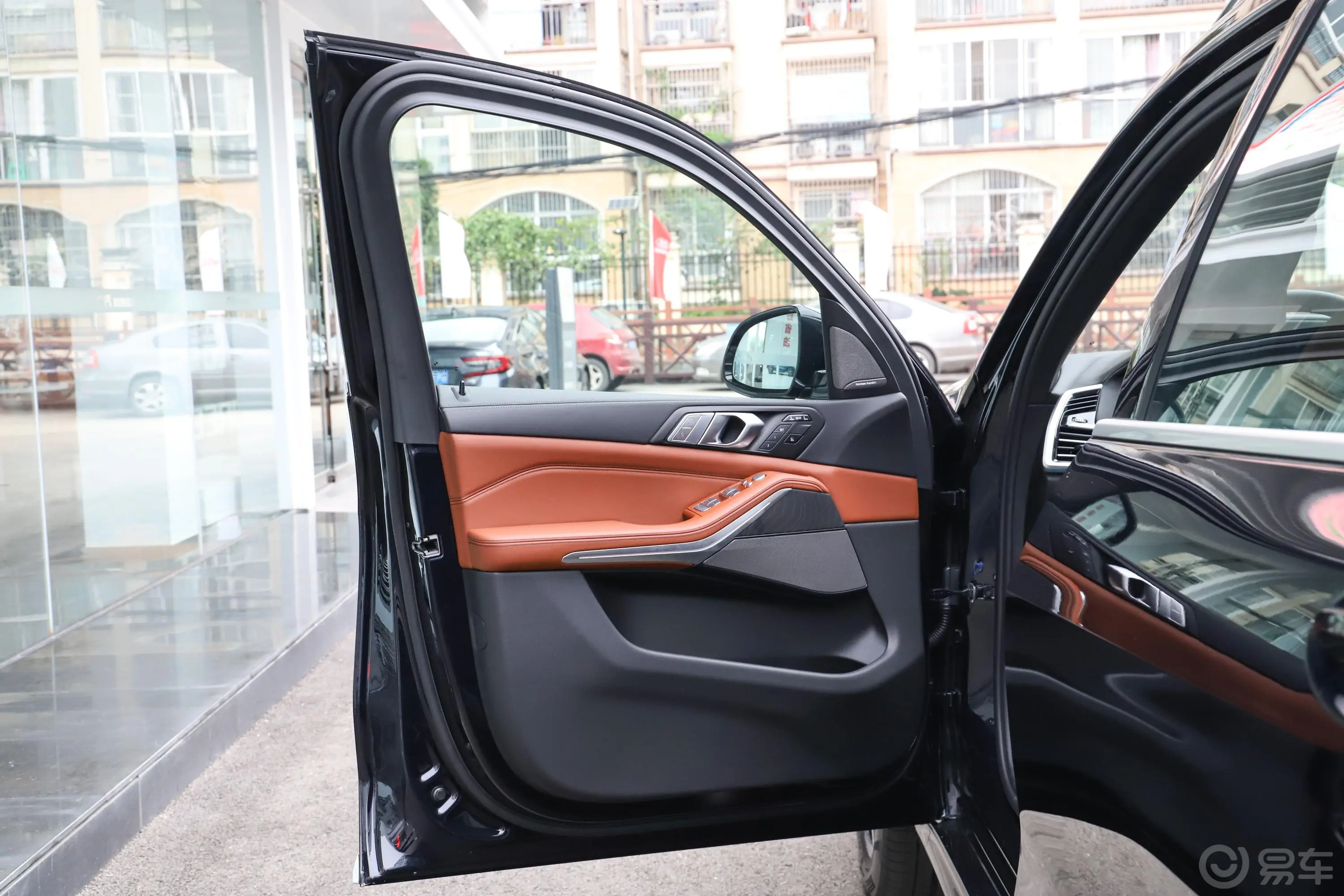 宝马X7改款 xDrive40i 尊享型 M运动套装驾驶员侧前车门