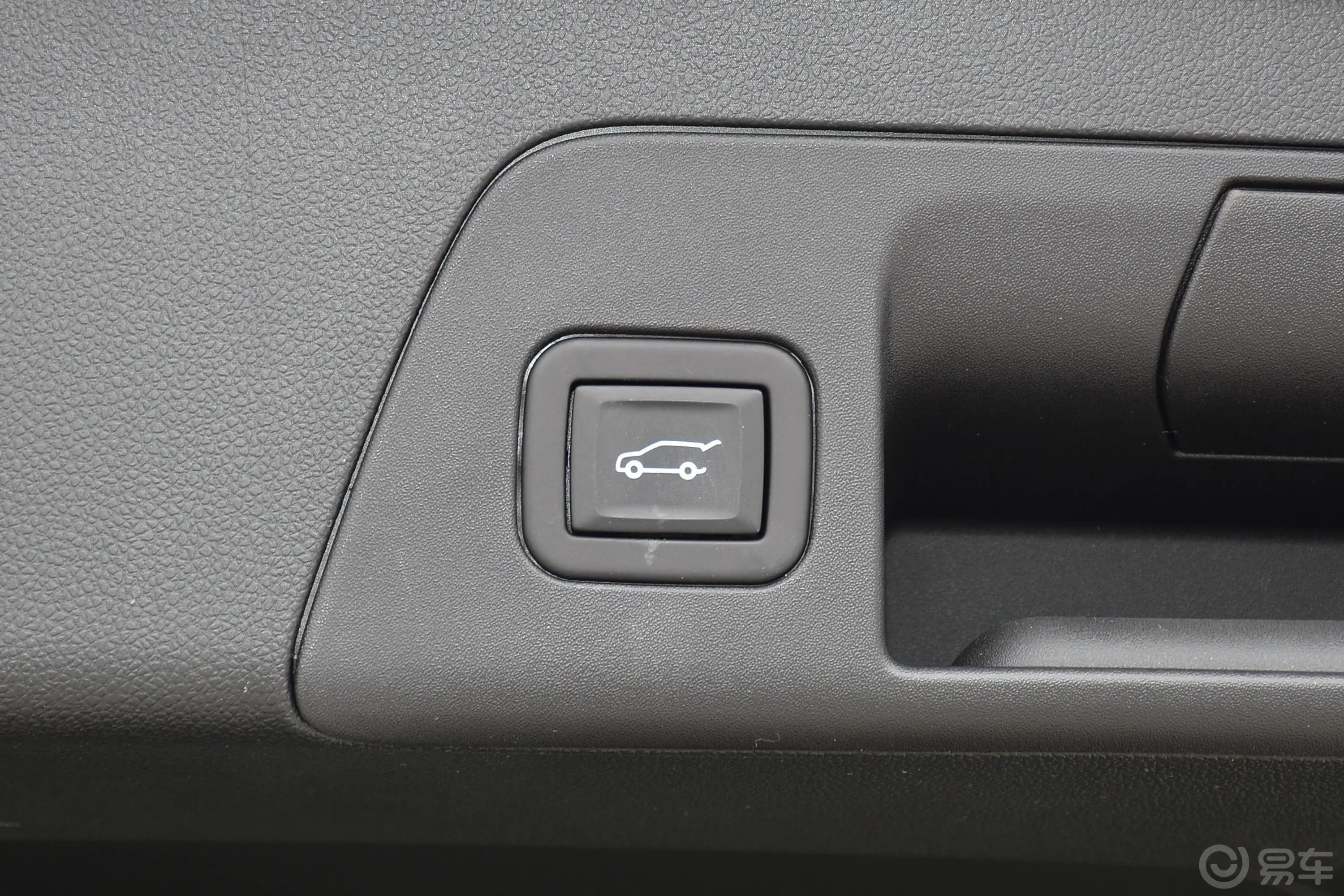 昂科威昂科威S GS 两驱 智慧运动型电动尾门按键（手动扶手）