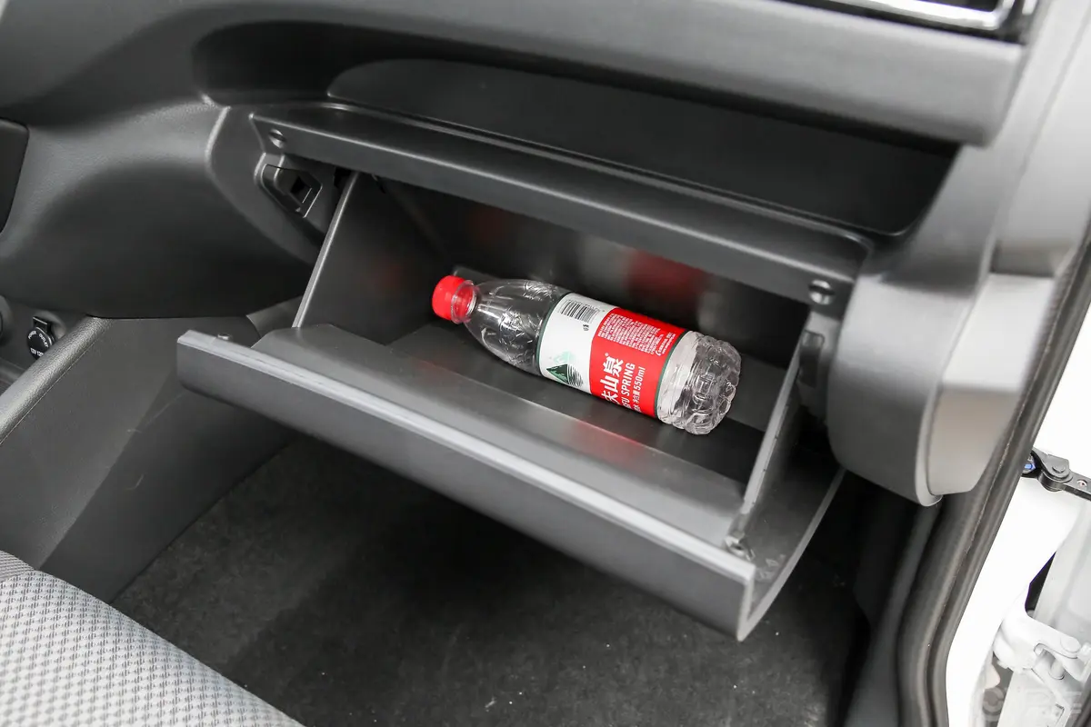 欧诺S欧诺S 1.5L 客车智享版(无空调)手套箱空间水瓶横置