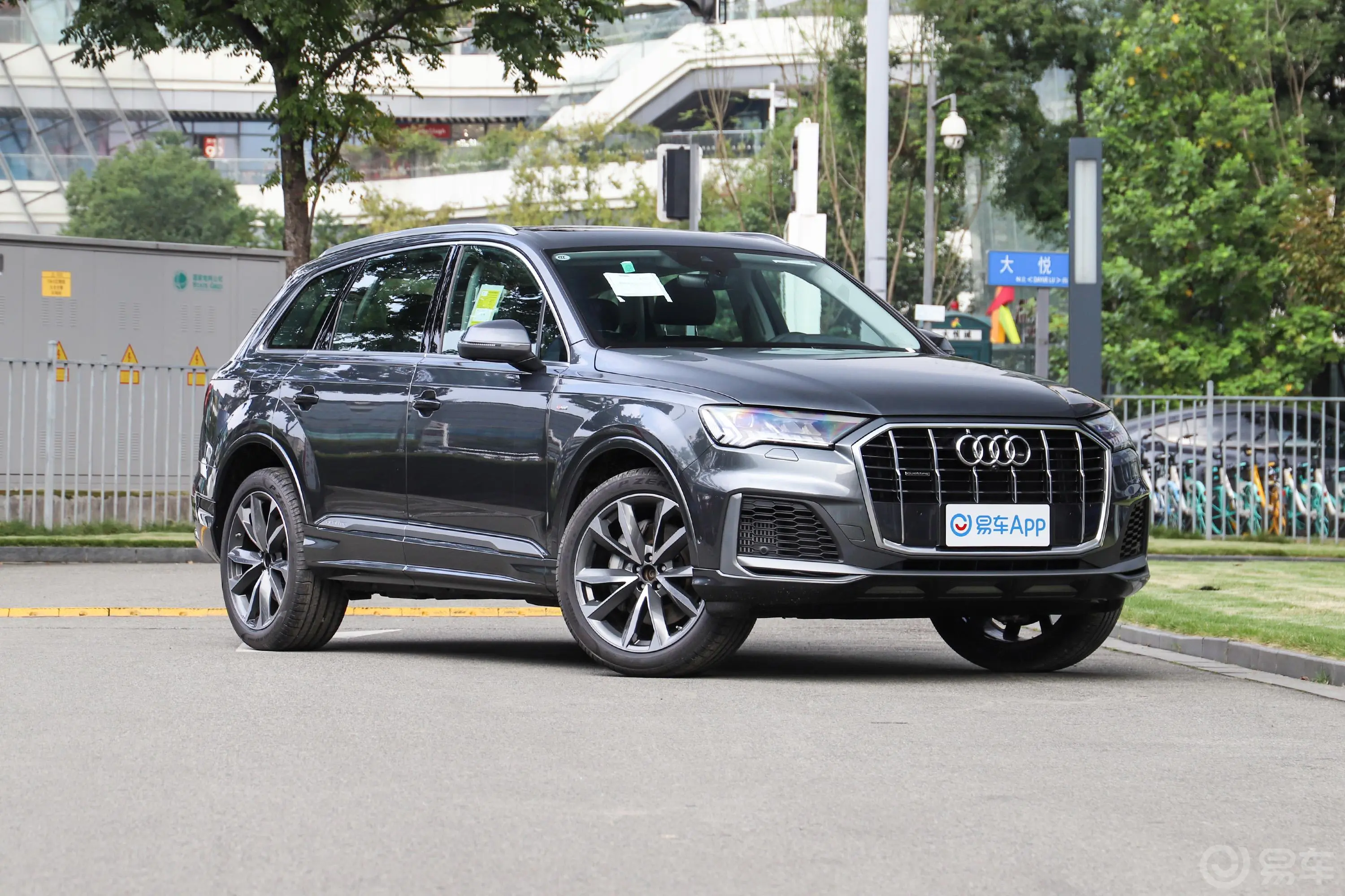 奥迪Q755 TFSI quattro S line运动型侧前45度车头向左水平