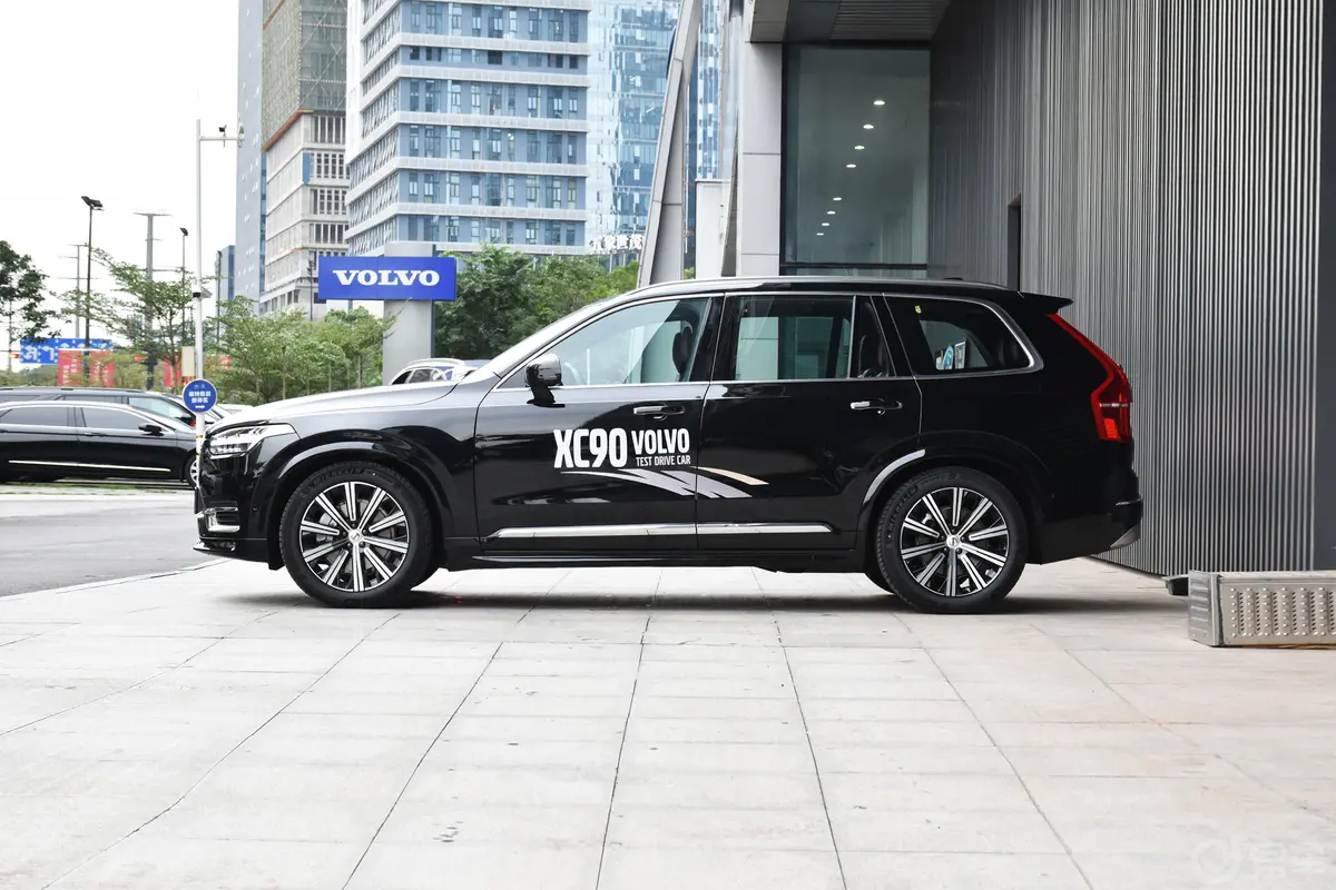 沃尔沃XC90B6 智雅豪华版 7座正侧车头向左水平